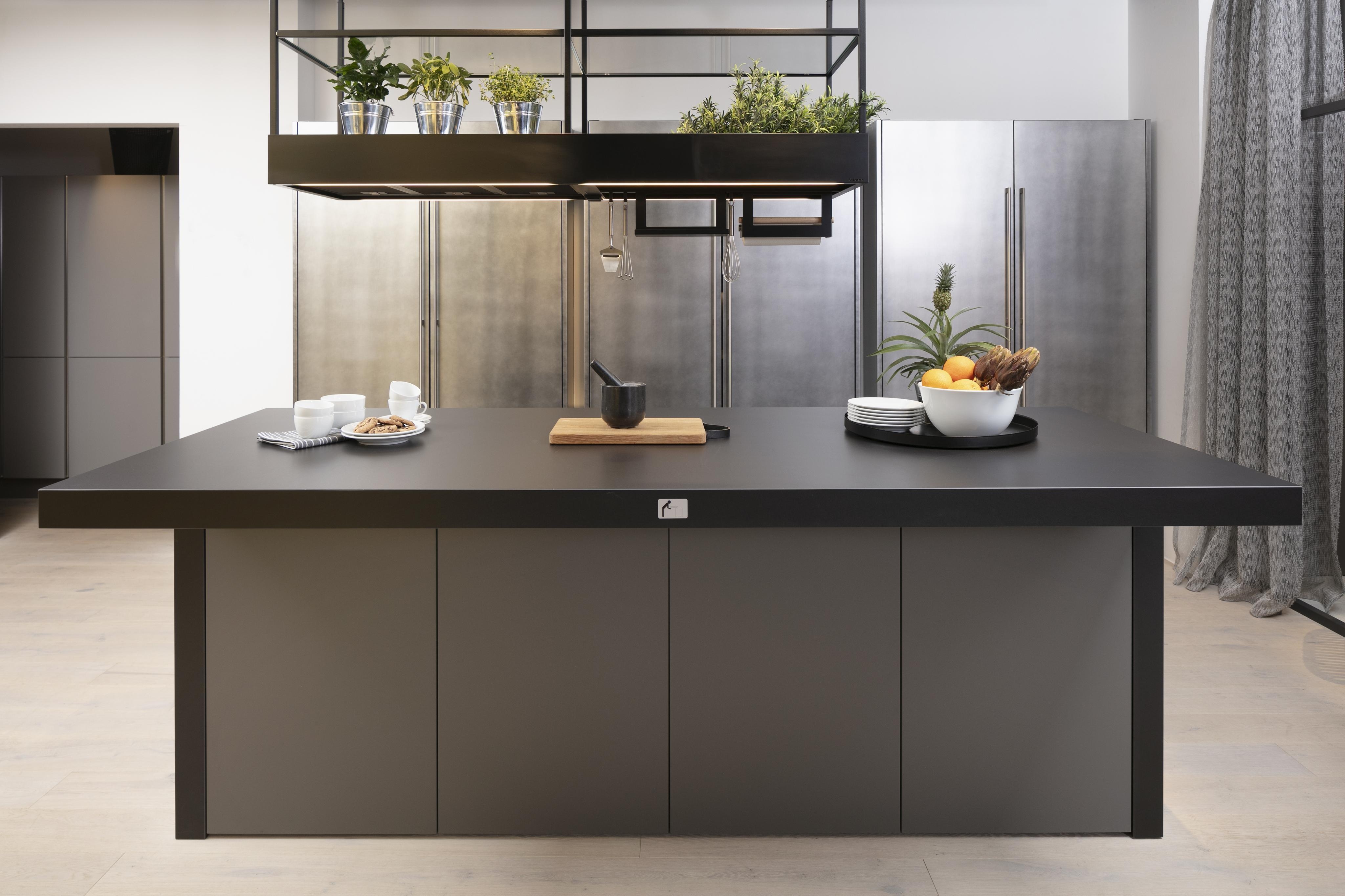 Häcker-Küche in Lavagrau mit verschiebbarer Arbeitsplatte