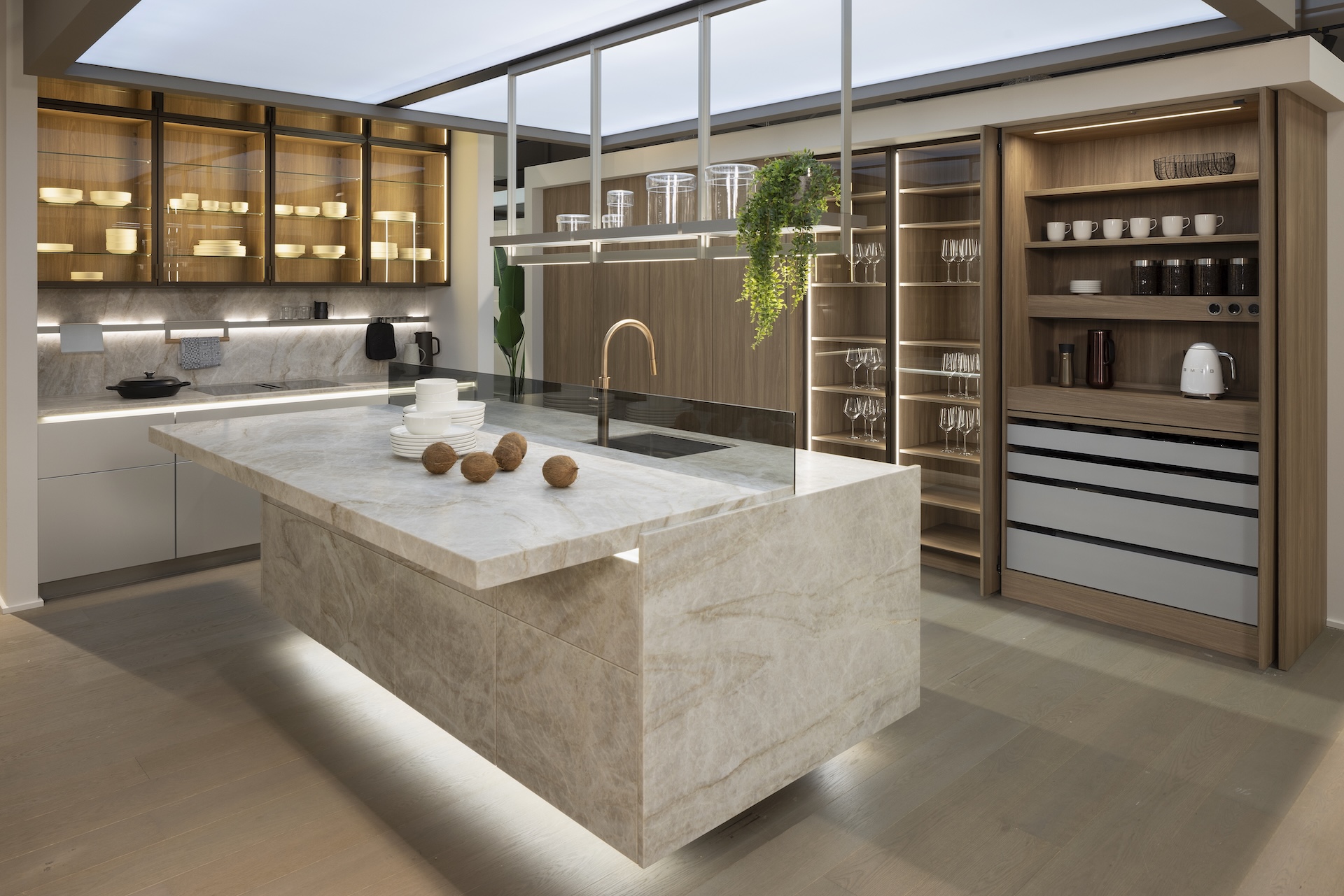 Leicht-Küche_Designküche_mit_schwebend_wirkender_Kücheninsel