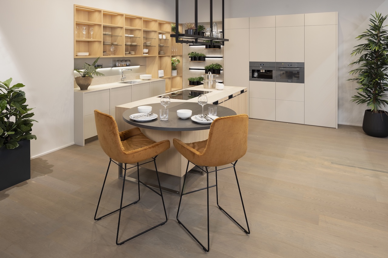 Leicht_Küche_mit_hellem_Dekor_mit_Ansatztisch