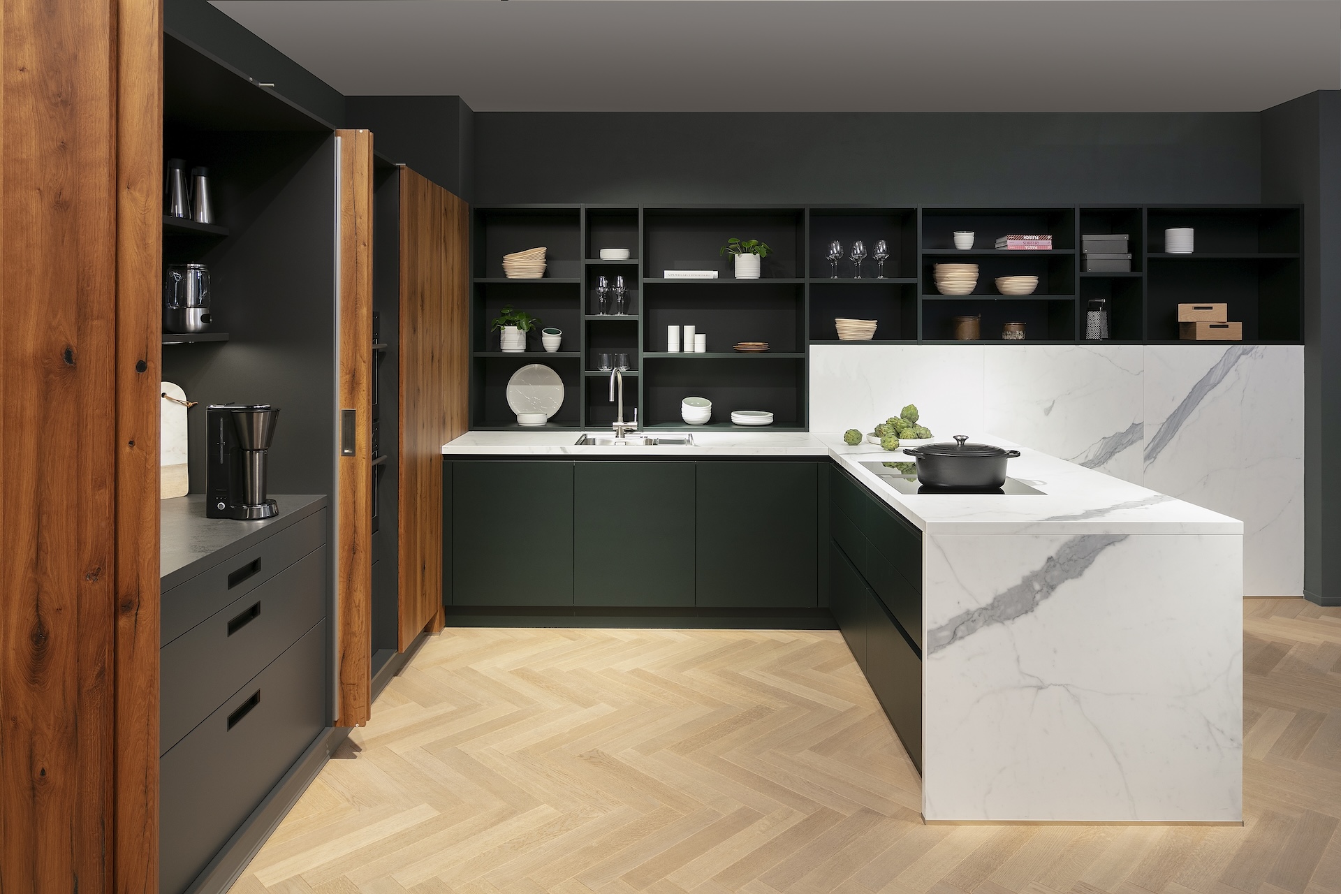 Next125-Küche_mit_Carrara-Marmor-Dekor_mit_Jaguargrün