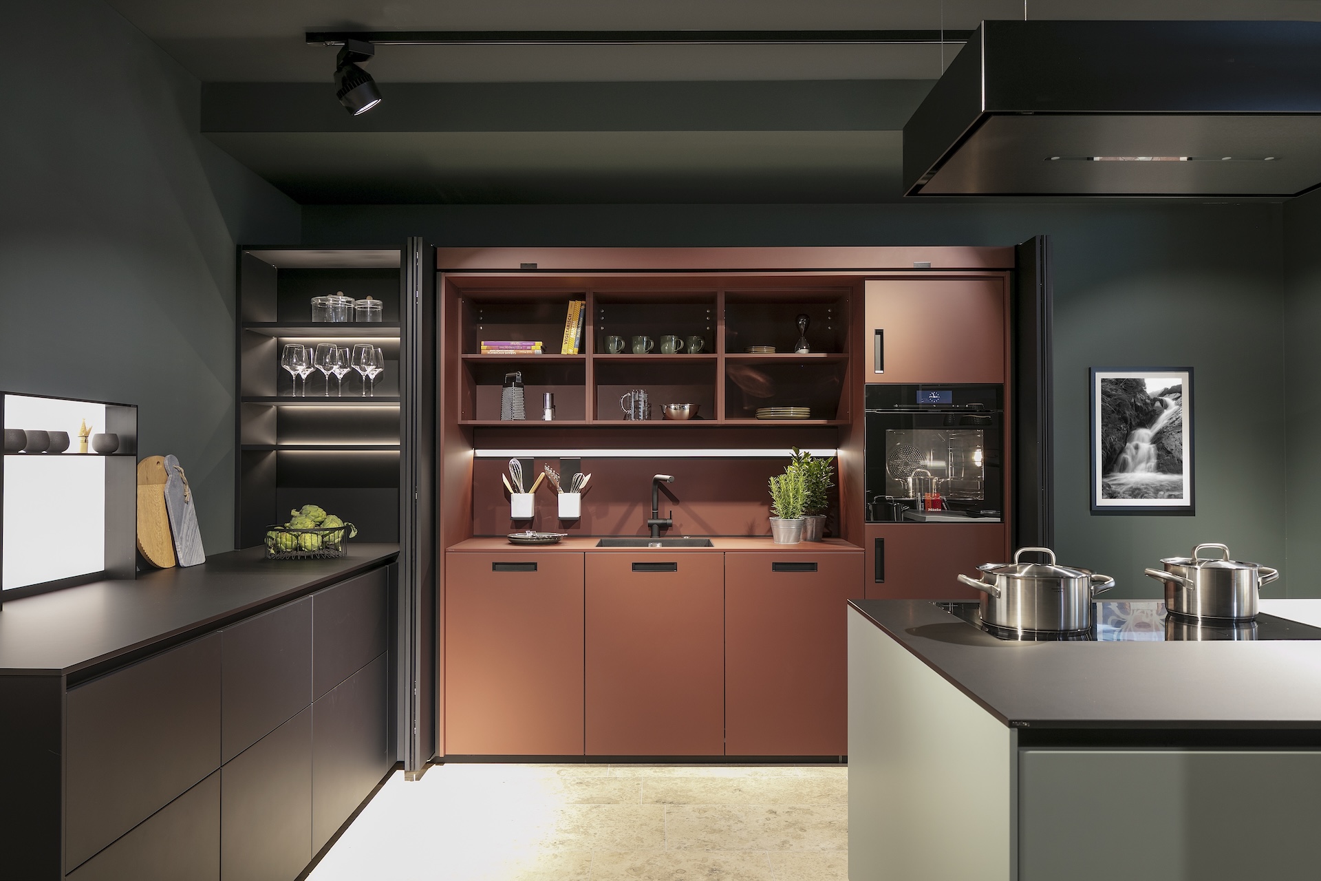 Next125-Küche_in_Indischrot_mit_Onyxschwarz