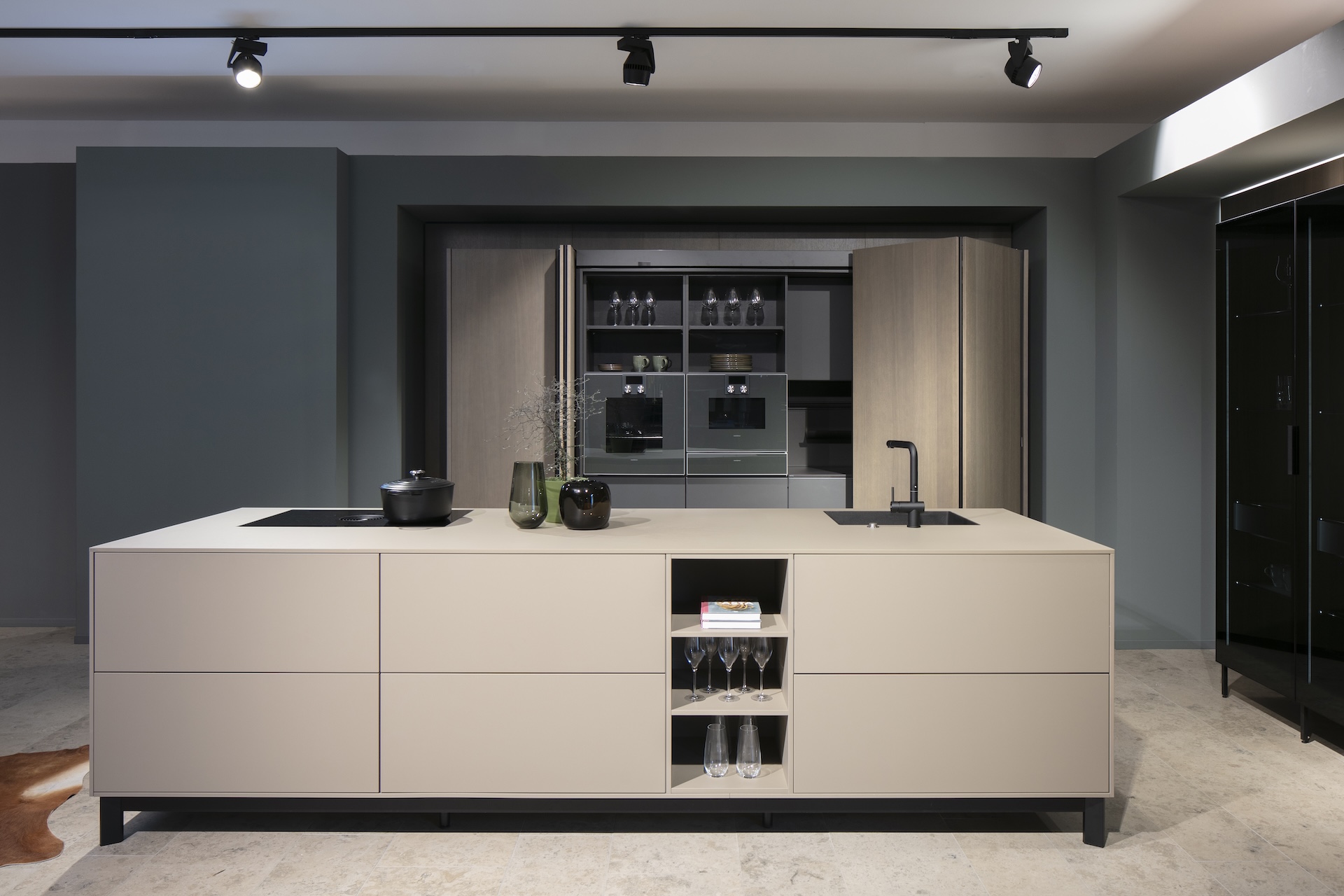 Next125-Küche_in_Saharabeige_mit_Schiebetüren