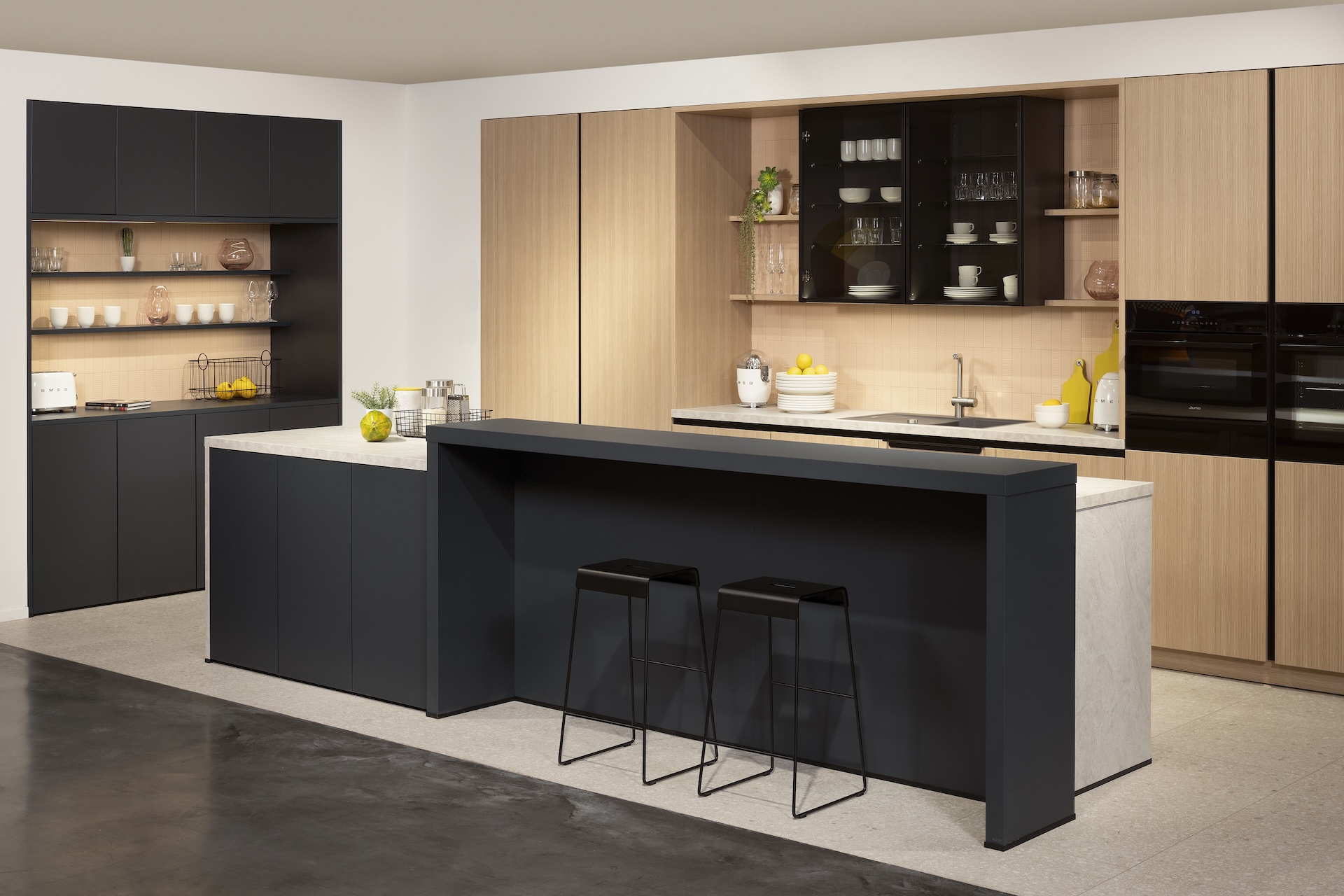 Schüller-Küche_Lineo_Lavaschwarz_mit_Rillenoptik