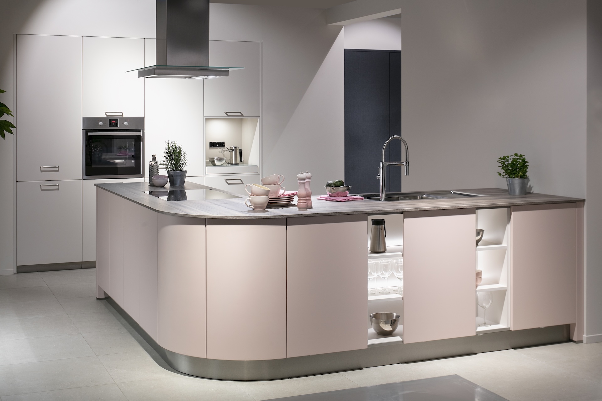 Schüller-Küche_in_Rosa-Muschelweiß-Satin_mit_runden_Ecken