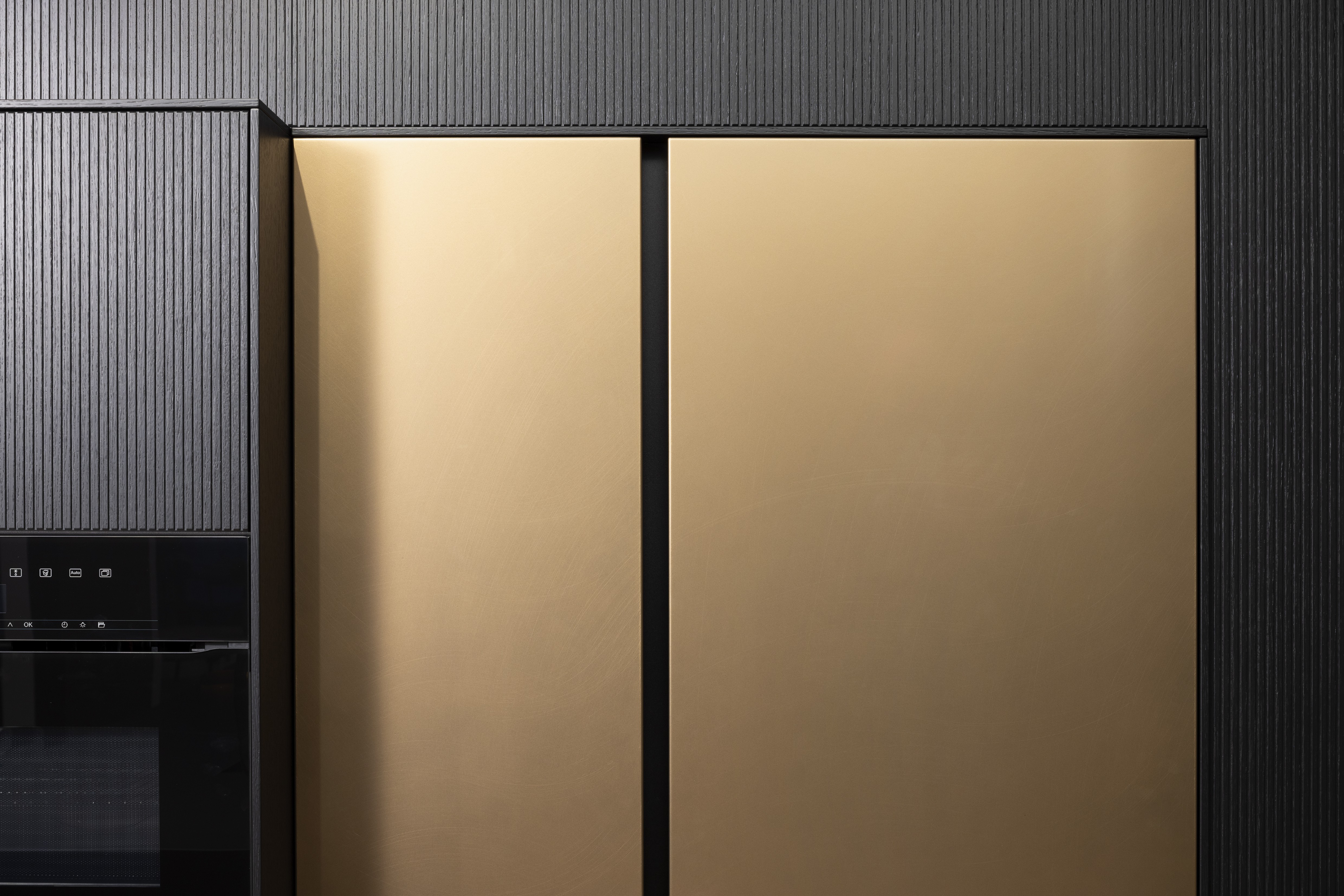 APL: Silk Negro Naturale (Keramik) 16 mm   Front: AV 6023-GL Eiche-schwarz Echtholzfurnier Rille AV 7070 Industriestahl Bronze, Metalliclack Korpus: 4059 Titan Griff: Kehlleiste 355 Schwarz matt Geräte: Miele Armatur: Gessi Features: Regalwandlösung mit beleuchtetem Wandboard, Oberfläche von Hand bearbeitet, Materialmix, Trendthema Bronze, Glasschublade mit Plexiglas in Schwarz getönt, Thekenlösung mittig, Wand aus Oberflächenmaterial in Bronze mit beleuchteten Funktionsleisten für Gläser, etc. 