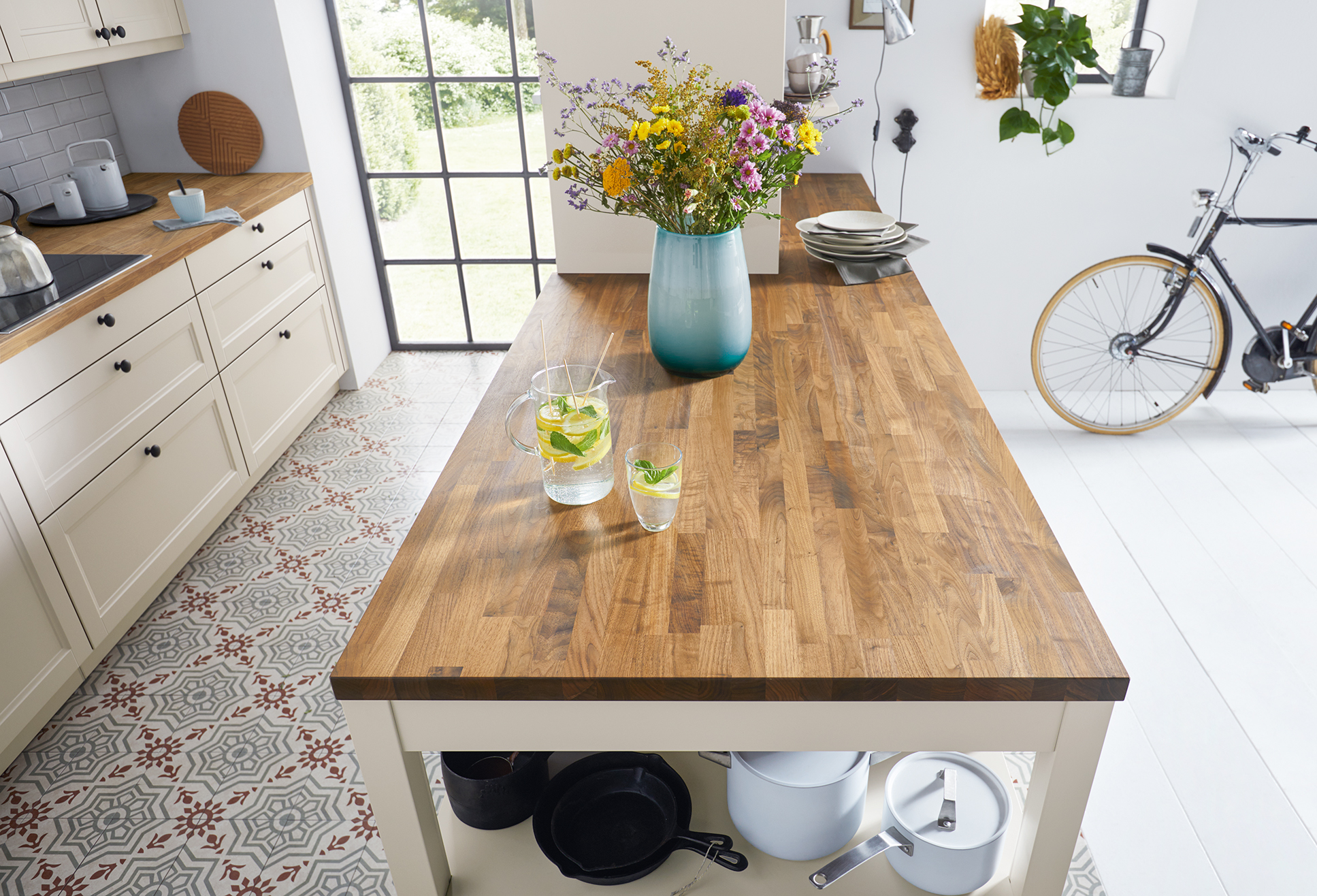 systemo Massivholzarbeitsplatte auf Kücheninsel in heller Landhausküche