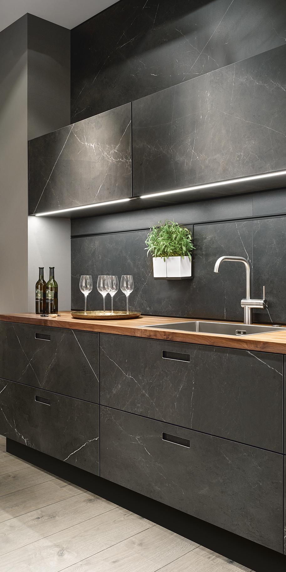 systemo Massivholzarbeitsplatte Küchenzeile mit dunkelgrauen marmorierten Quarzsteinfronten und Nischenrückwand 