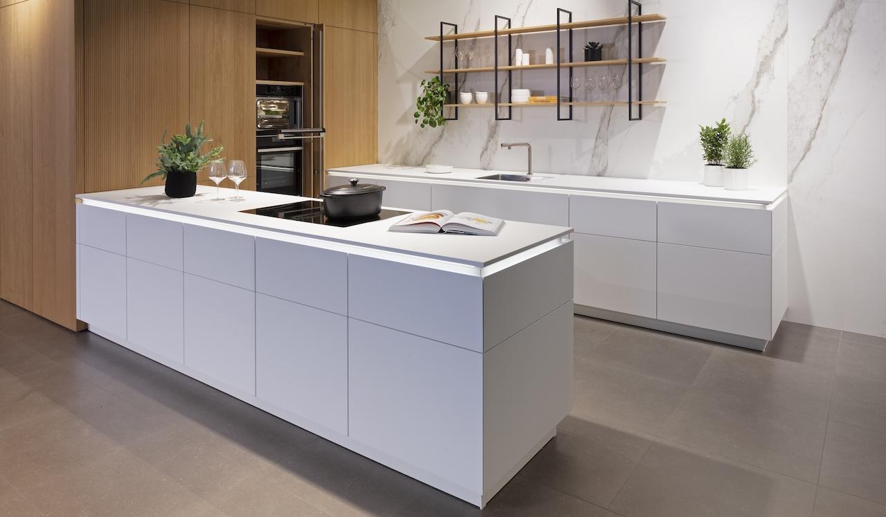 Leicht-Küche_Bossa_Alpineiche_grifflos