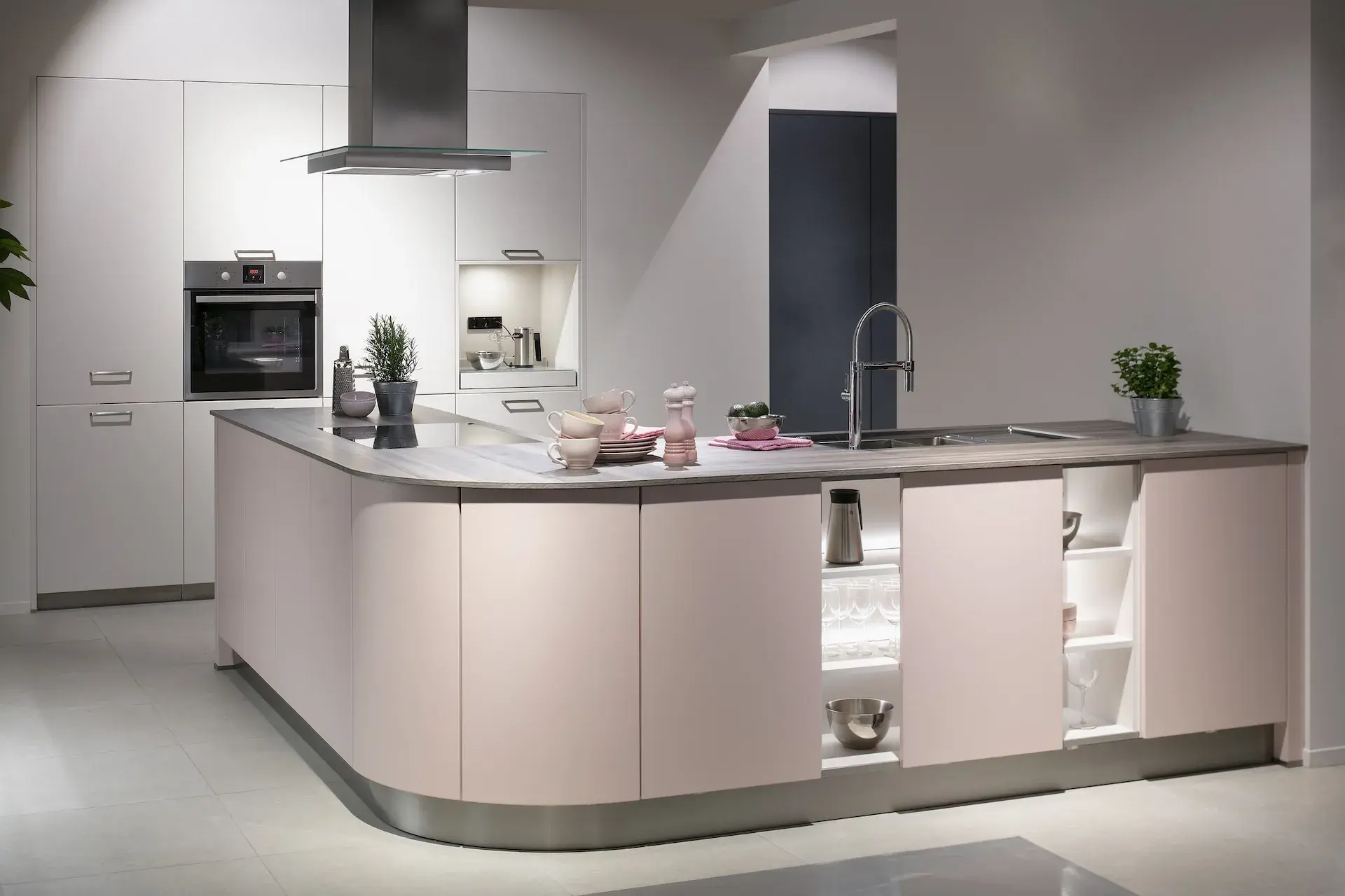 Schüller-Küche_in_Rosa-Muschelweiß-Satin_mit_runden_Ecken
